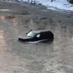Camioneta cae a río