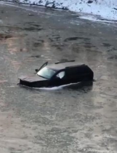 Camioneta cae a río