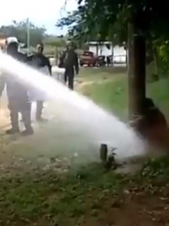 Agentes del Esman atacando a ciudadano con chorros de agua