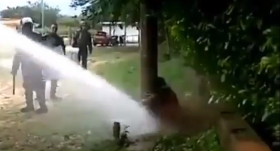 Agentes del Esman atacando a ciudadano con chorros de agua