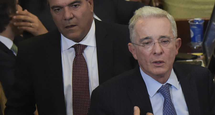 Carlos Felipe Mejía y Álvaro Uribe, senadores.