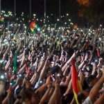 Manifestantes con celulares en sus manos
