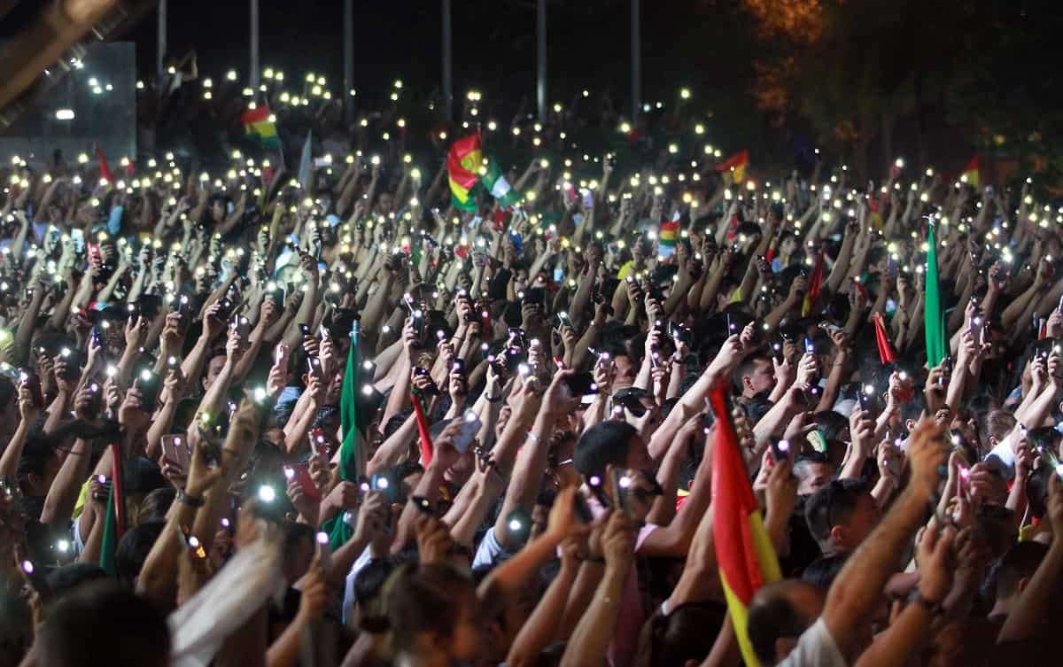 Manifestantes con celulares en sus manos