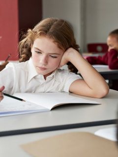 Niña Estudiando.