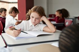 Niña Estudiando.