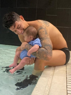 James Rodríguez, futbolista, con su hijo Samuel.