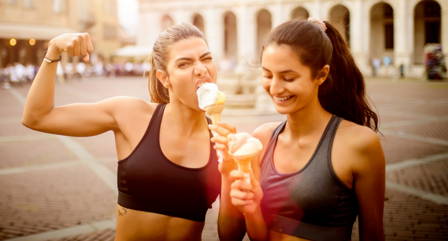 Mujeres haciendo ejercicio y comiendo
