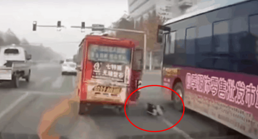 Niño casi es aplastado por bus, en China