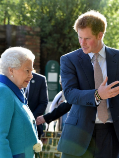La Reina Isabel II y su nieto el príncipe Harry.
