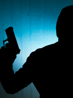 Ladrón encapuchado y con pistola