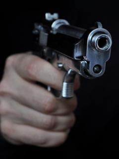 Hombre con arma de fuego.