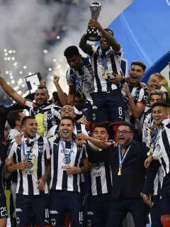 Dorlan Pabon sostiene la copa que reconoce a su equipo, Monterrey, como el campeón del Torneo Apertura 2019.