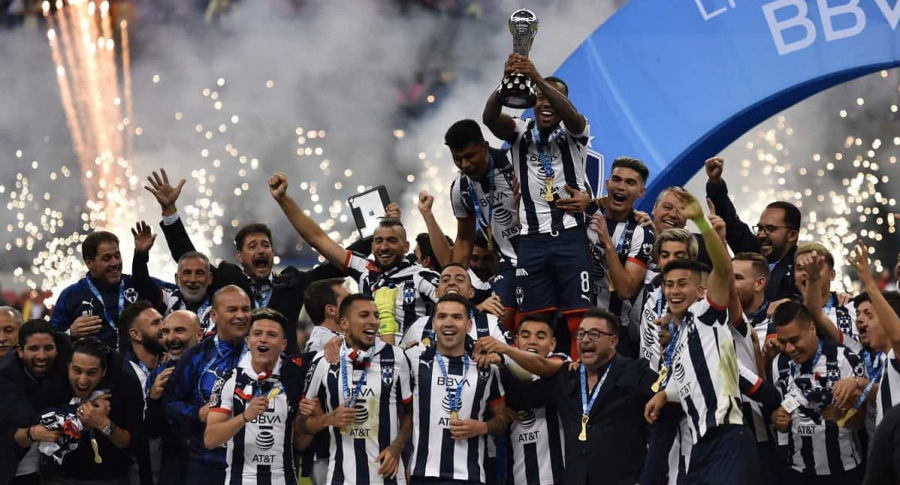 Dorlan Pabón sostiene la copa que reconoce a su equipo, Monterrey, como el campeón del Torneo Apertura 2019.