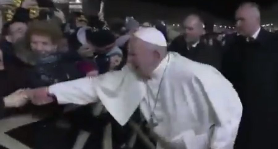 Papa Francisco halado en Roma