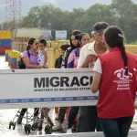 Migrantes venezolanos en puesto de control de Migración Colombia
