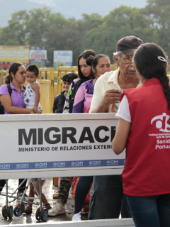 Migrantes venezolanos en puesto de control de Migración Colombia