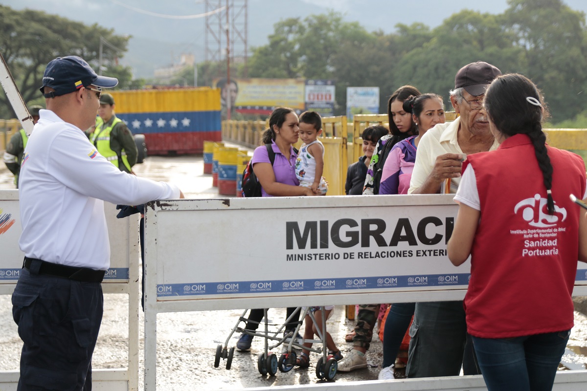 Migrantes venezolanos en puesto de control de Migración Colombia