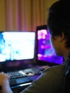 Niño en computador