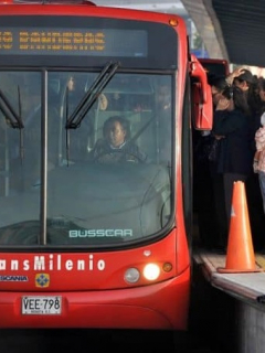 Funcionaria de Transmilenio esposada.