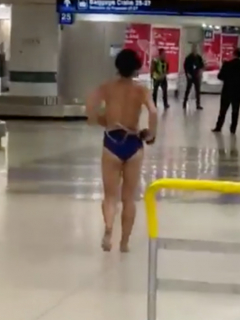 Mujer se desnuda en aeropuerto de Miami