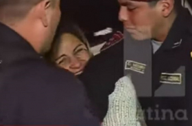 Mujer muerde a policía en Perú