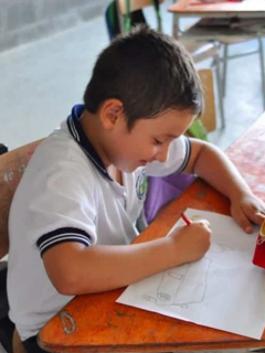 Niño en clases.