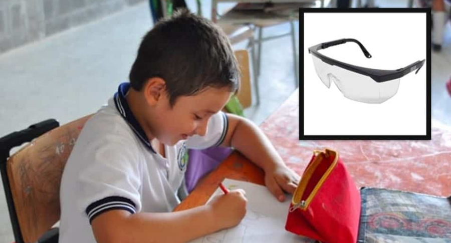 Niño en clases.