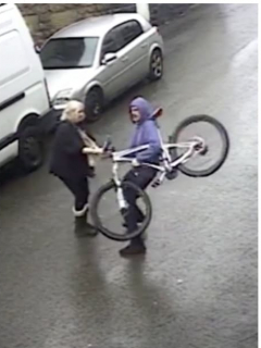 Abuela enfrenta a ladrón.