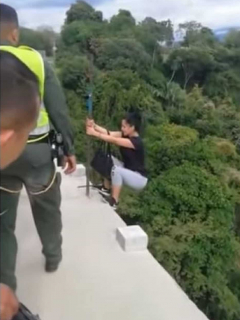 Mujer que iba a saltar de puente