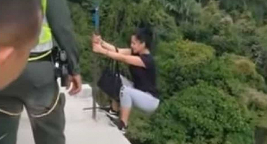 Mujer que iba a saltar de puente