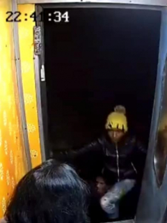 Ladrón en tren de India.