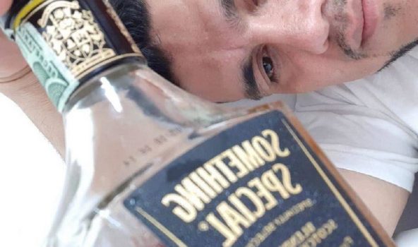 Juan Guillermo Monsalve con wiski