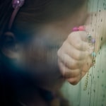 Abuso, niña triste.