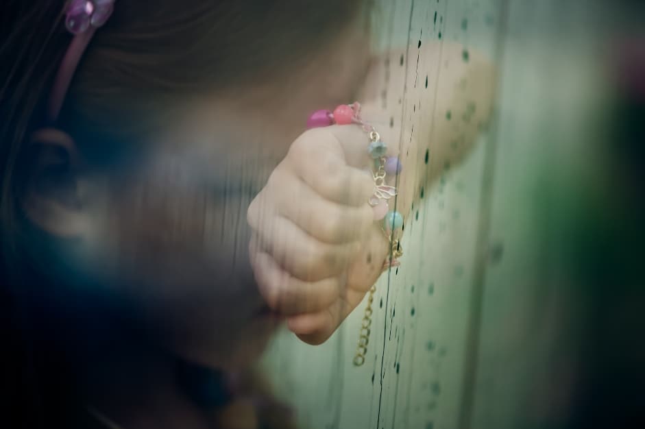 Abuso, niña triste.
