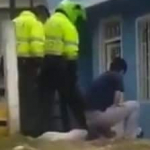 Policías maltraran a perro.