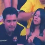 Pareja sorprendida en el estadio