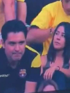 Pareja sorprendida en el estadio