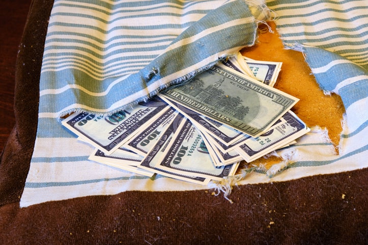 Dólares dentro de sofá / almohada