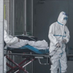 Levantamiento de hombre muerto por el misterioso virus en China