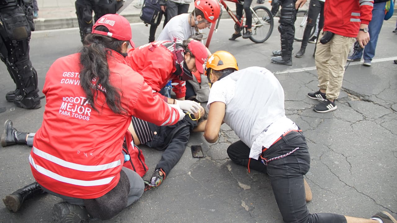 Atención a joven herida en protestas