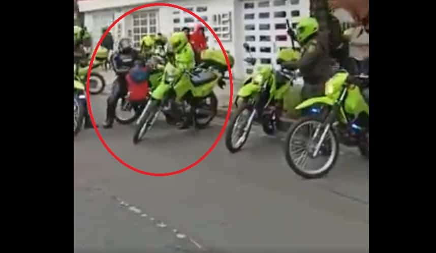 Policías golpeando con bolillo a joven