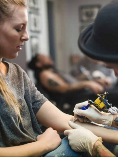 Hombre tatuando