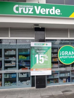 Droguería de Cruz Verde clausurada
