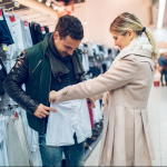 Hombre comprando ropa interior