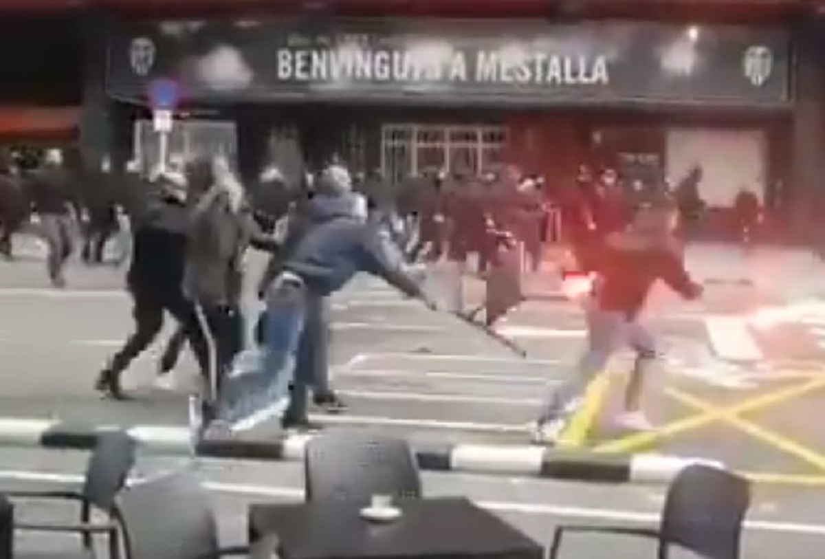 Pelea hinchas Barcelona y Valencia
