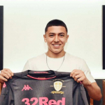 Ian-Poveda-en-su-presentación-con-Leeds-United