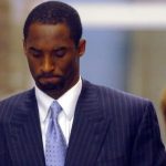 Kobe Bryant presentándose en el 2004 ante la justicia por la acusación de violación