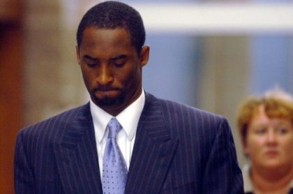 Kobe Bryant presentándose en el 2004 ante la justicia por la acusación de violación