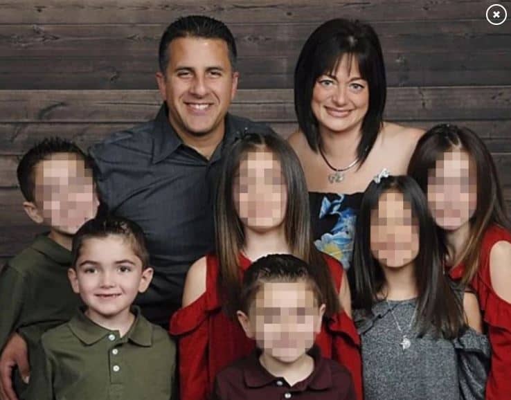 Michael Valva, su esposa Angela Pollina y sus 6 hijos