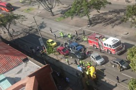 Taxi volcado en la avenida Caracas de Bogotá